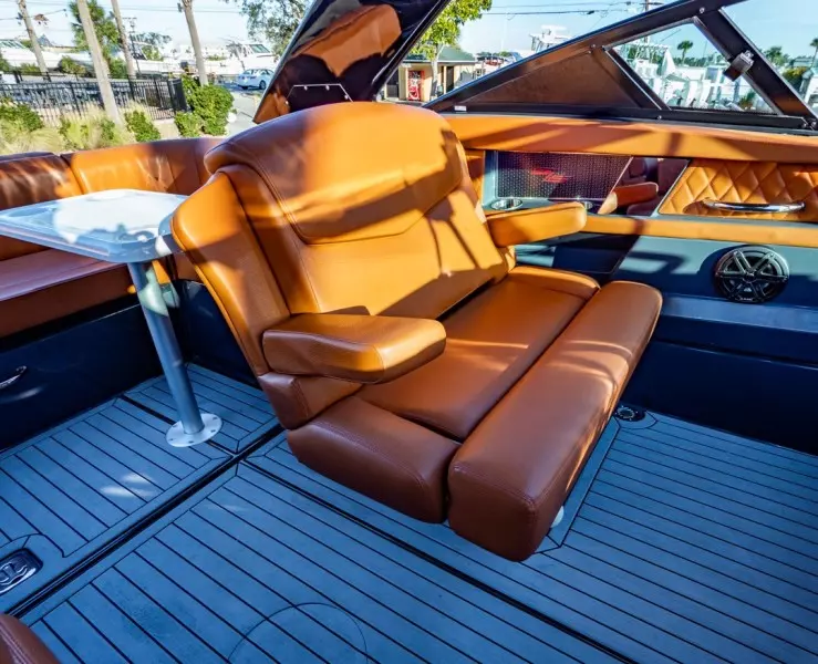 2018 Cruisers Yachts 338 South Beach Edition