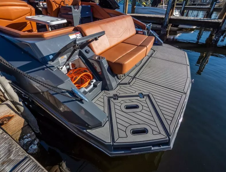 2018 Cruisers Yachts 338 South Beach Edition