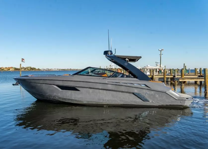 2018 Cruisers Yachts 338 South Beach Edition