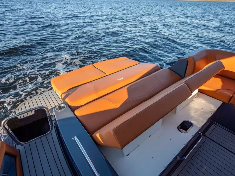 2018 Cruisers Yachts 338 South Beach Edition