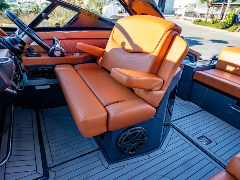 2018 Cruisers Yachts 338 South Beach Edition