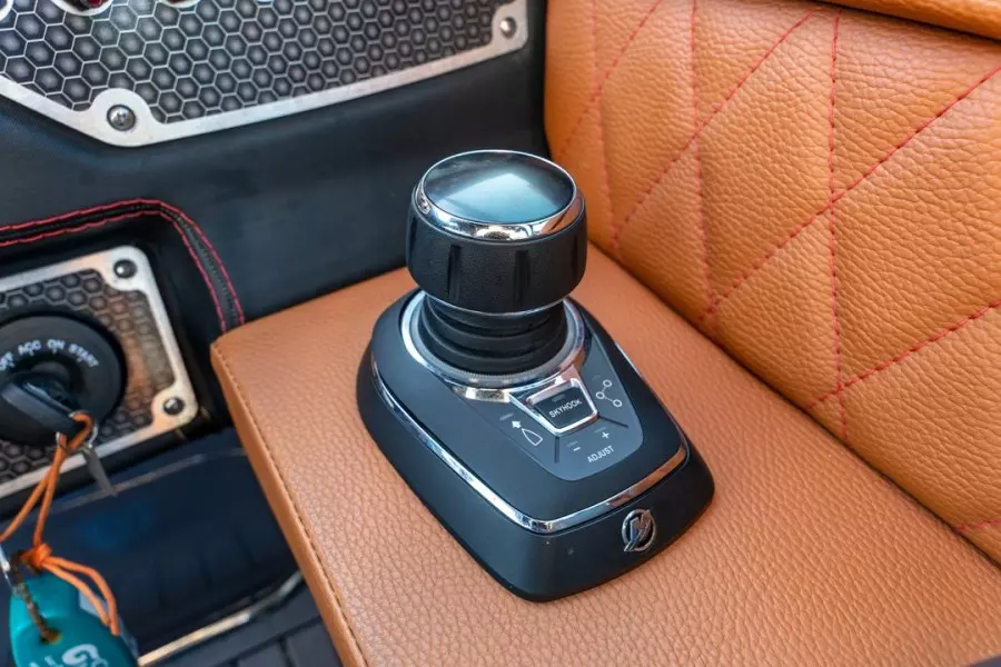 2018 Cruisers Yachts 338 South Beach Edition