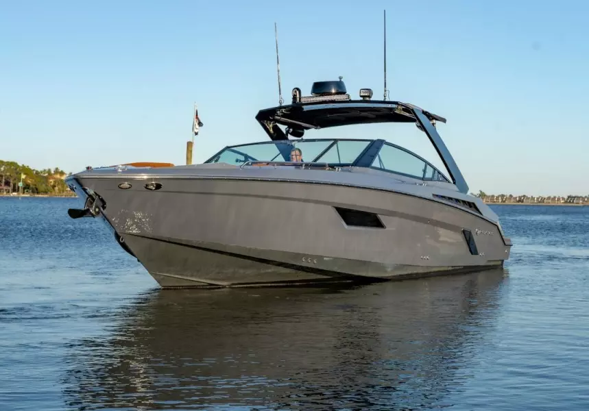 2018 Cruisers Yachts 338 South Beach Edition