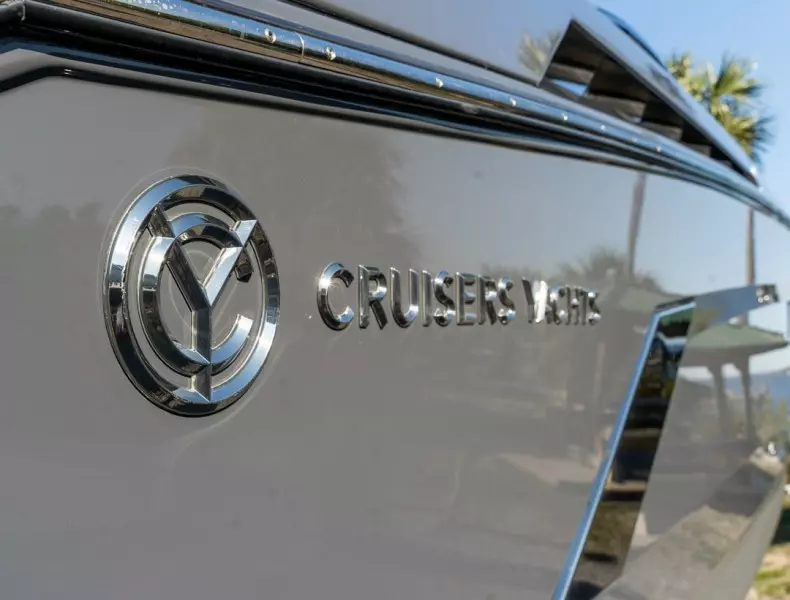 2018 Cruisers Yachts 338 South Beach Edition