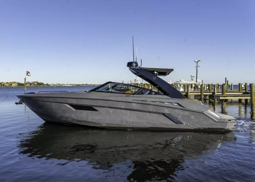 2018 Cruisers Yachts 338 South Beach Edition