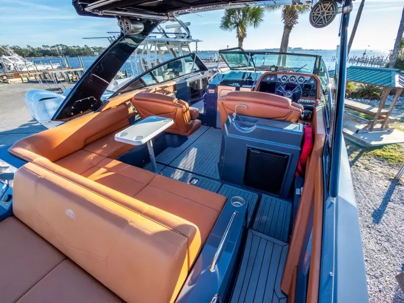 2018 Cruisers Yachts 338 South Beach Edition