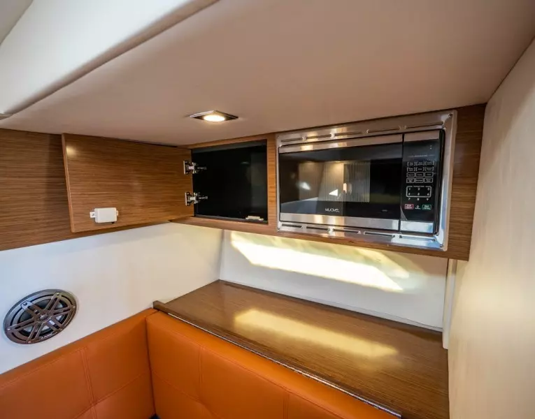 2018 Cruisers Yachts 338 South Beach Edition