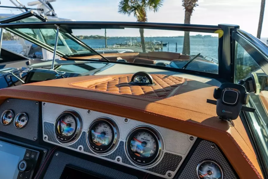 2018 Cruisers Yachts 338 South Beach Edition