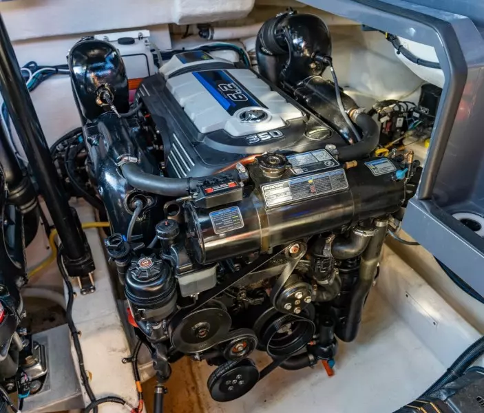 2018 Cruisers Yachts 338 South Beach Edition