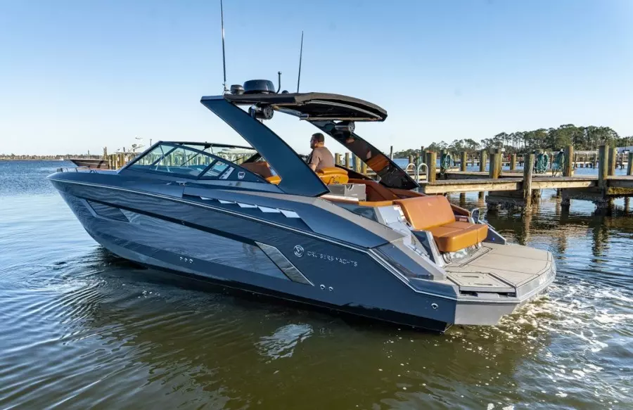 2018 Cruisers Yachts 338 South Beach Edition