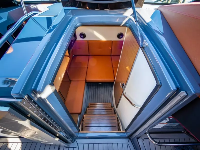 2018 Cruisers Yachts 338 South Beach Edition