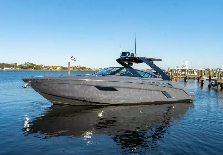 2018 Cruisers Yachts 338 South Beach Edition