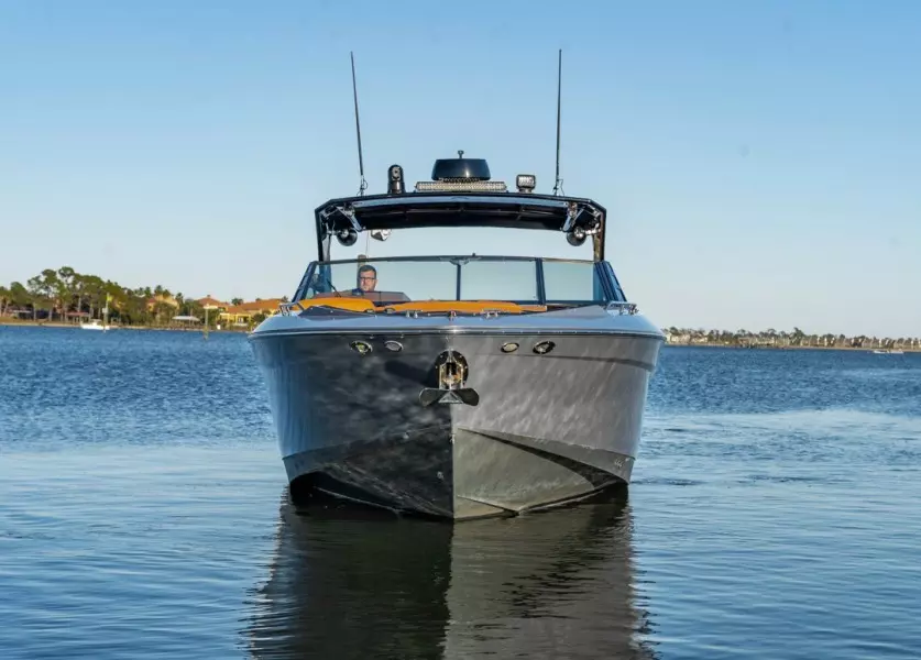 2018 Cruisers Yachts 338 South Beach Edition