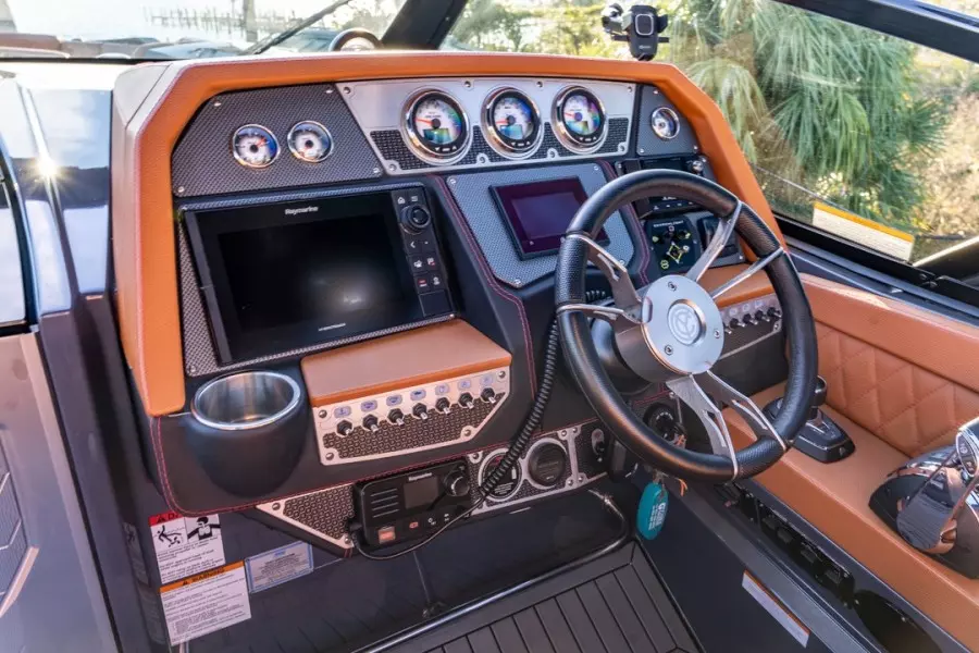 2018 Cruisers Yachts 338 South Beach Edition