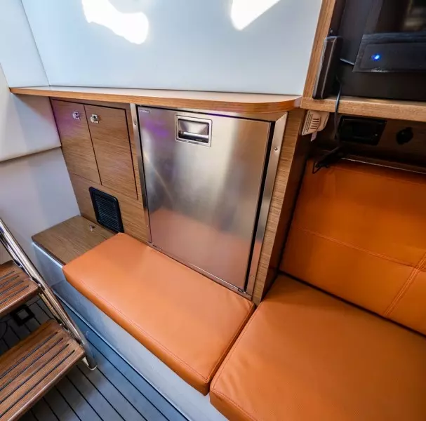 2018 Cruisers Yachts 338 South Beach Edition