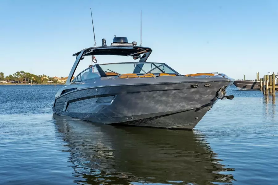 2018 Cruisers Yachts 338 South Beach Edition