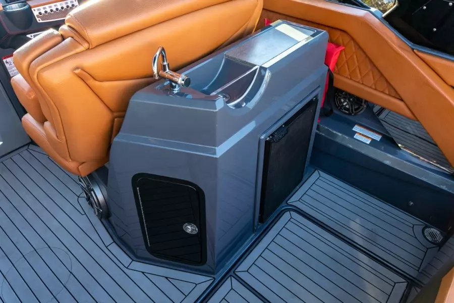 2018 Cruisers Yachts 338 South Beach Edition