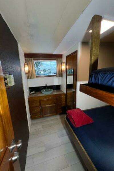 Movie Set  101ft Knight  amp  Carver Yacht For Sale