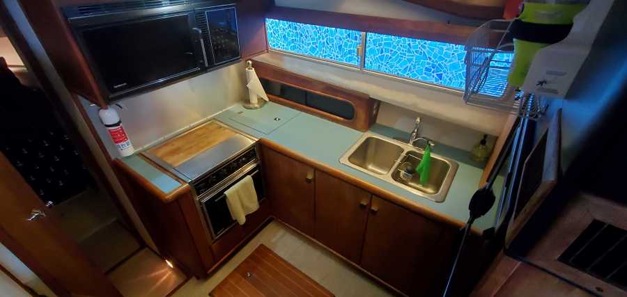 1988 Bayliner 3818