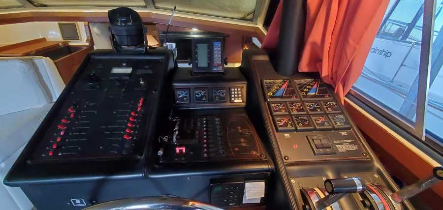 1988 Bayliner 3818