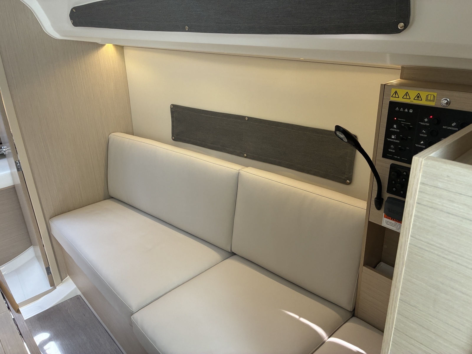 Beneteau Oceanis 30.1 #292 - Settee