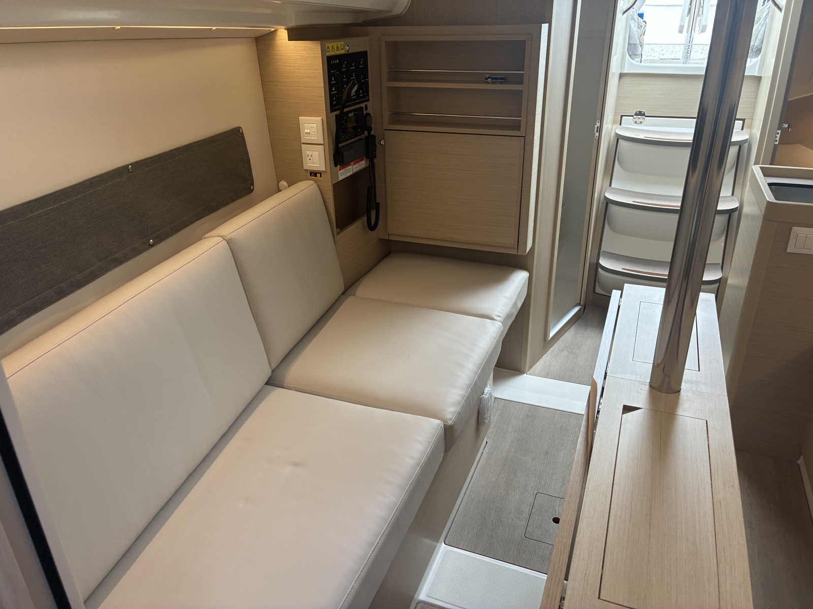 Beneteau Oceanis 30.1 #292 - Settee