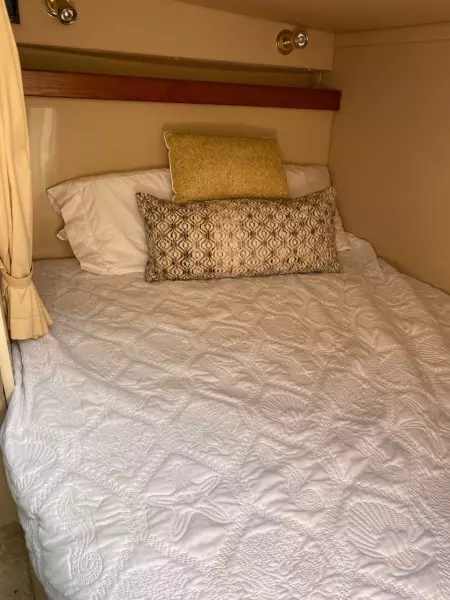 2003 Cruisers Yachts 2870