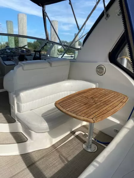 2003 Cruisers Yachts 2870