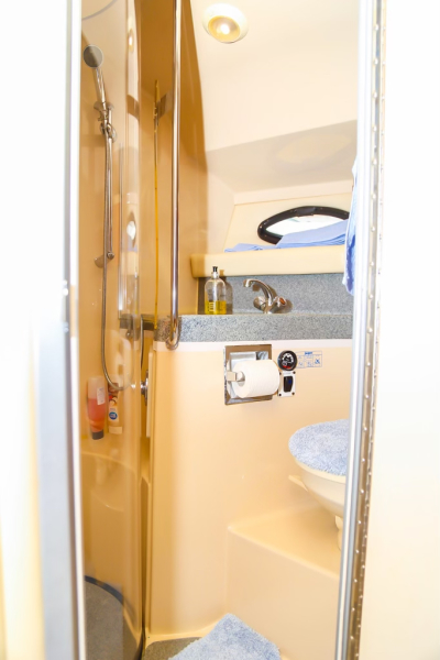 37' 2007 Larson 37 Cabrio