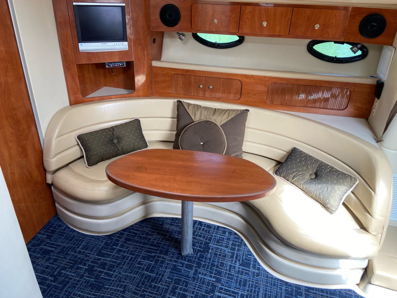 37' 2007 Larson 37 Cabrio