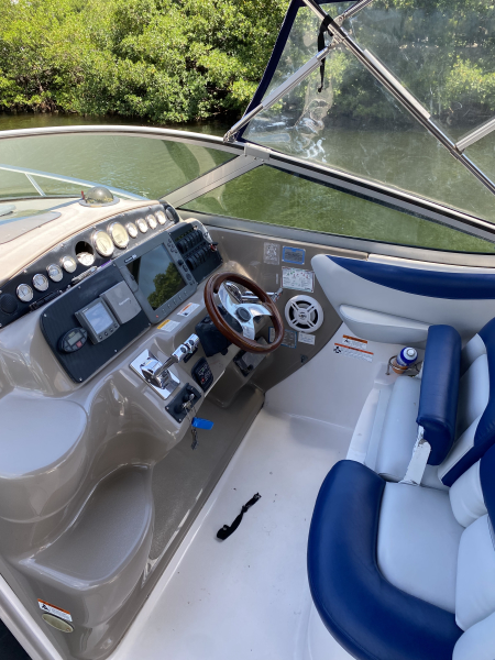 37' 2007 Larson 37 Cabrio