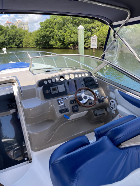 37' 2007 Larson 37 Cabrio