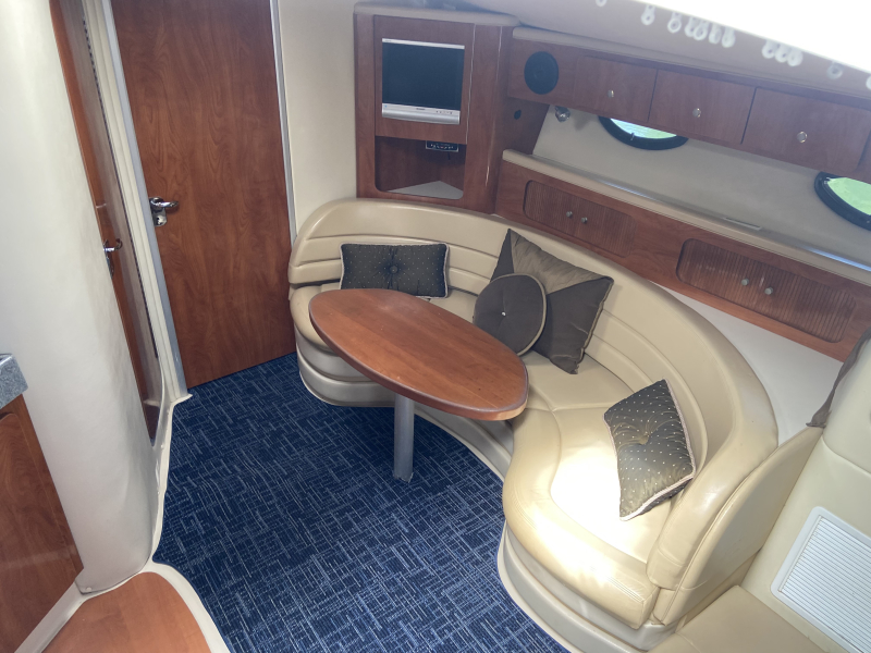 37' 2007 Larson 37 Cabrio