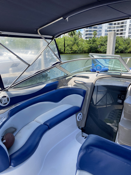 37' 2007 Larson 37 Cabrio