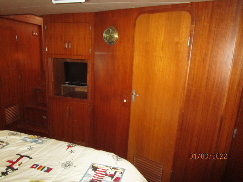 43' Jefferson master stateroom forward