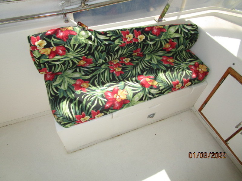 43' Jefferson flybridge port seating