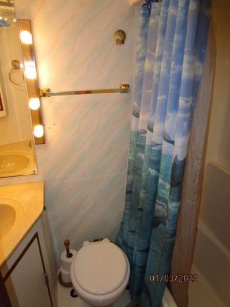 43' Jefferson master stateroom head