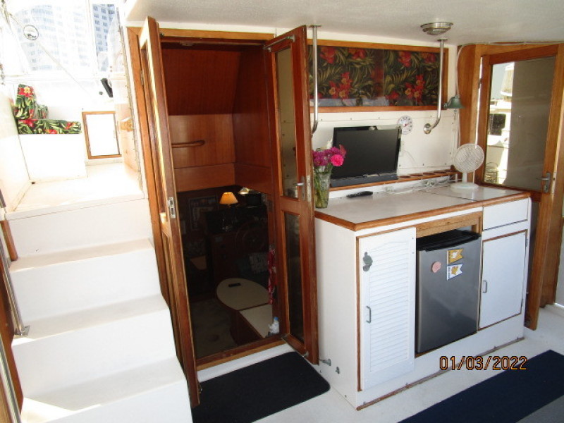 43' Jefferson sundeck forward