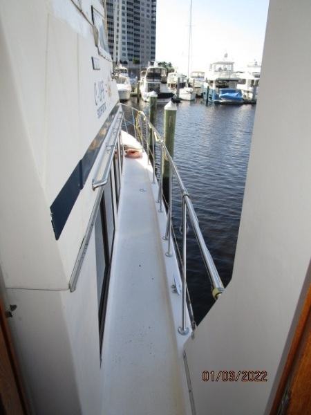 43' Jefferson starboard side deck2