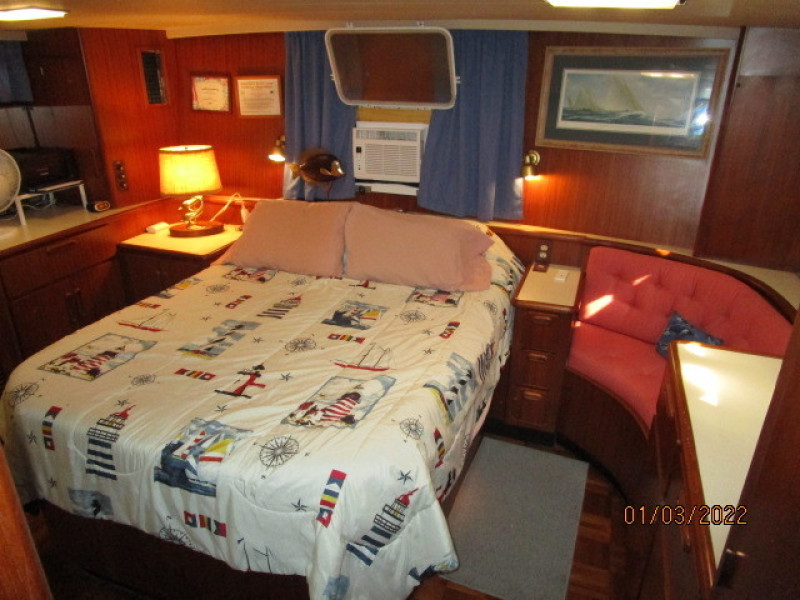 43' Jefferson master stateroom