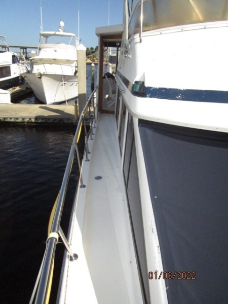 43' Jefferson starboard side deck1