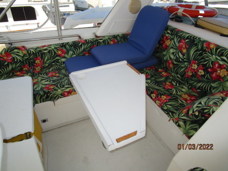 43' Jefferson flybridge starboard seating