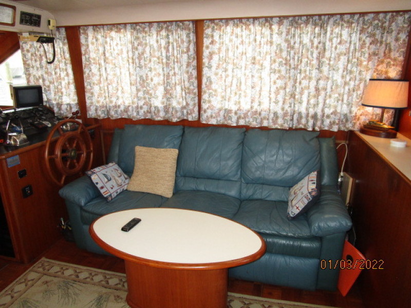 43' Jefferson salon starboard