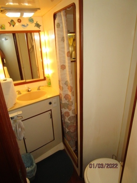 43' Jefferson guest stateroom head