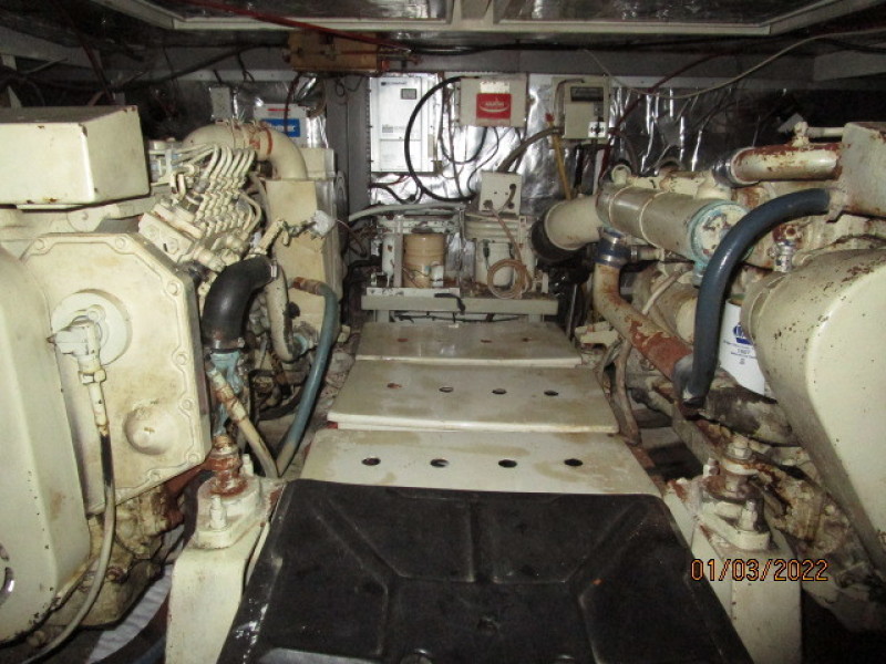 43' Jefferson engine room aft