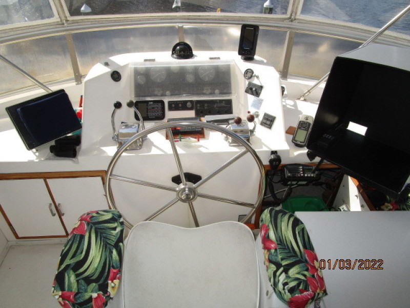 43' Jefferson flybridge helm