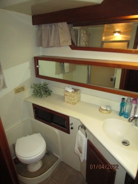 48' Californian master stateroom head