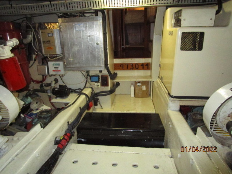 48' Californian engine room forward