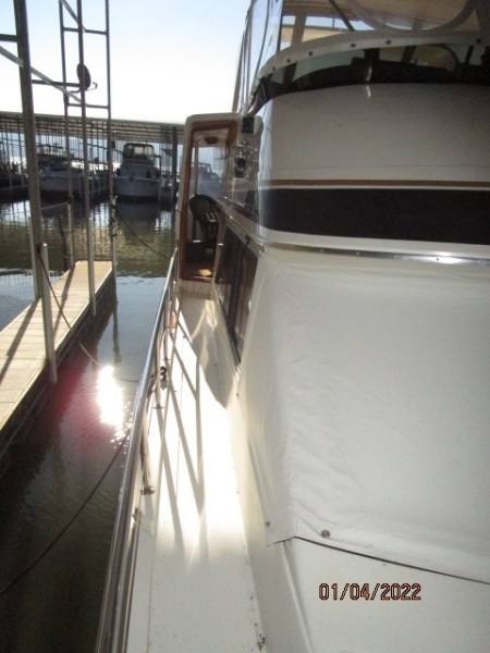 48' Californian starboard side deck1