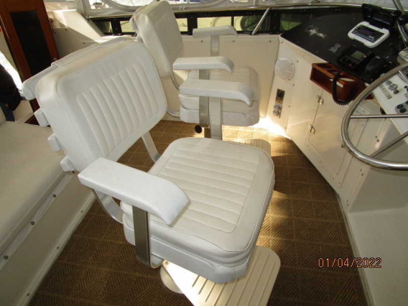 48' Californian flybridge helmseats
